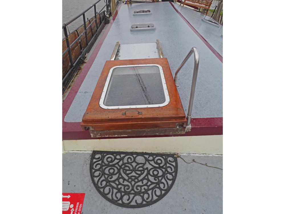 Saloon, Accommodation